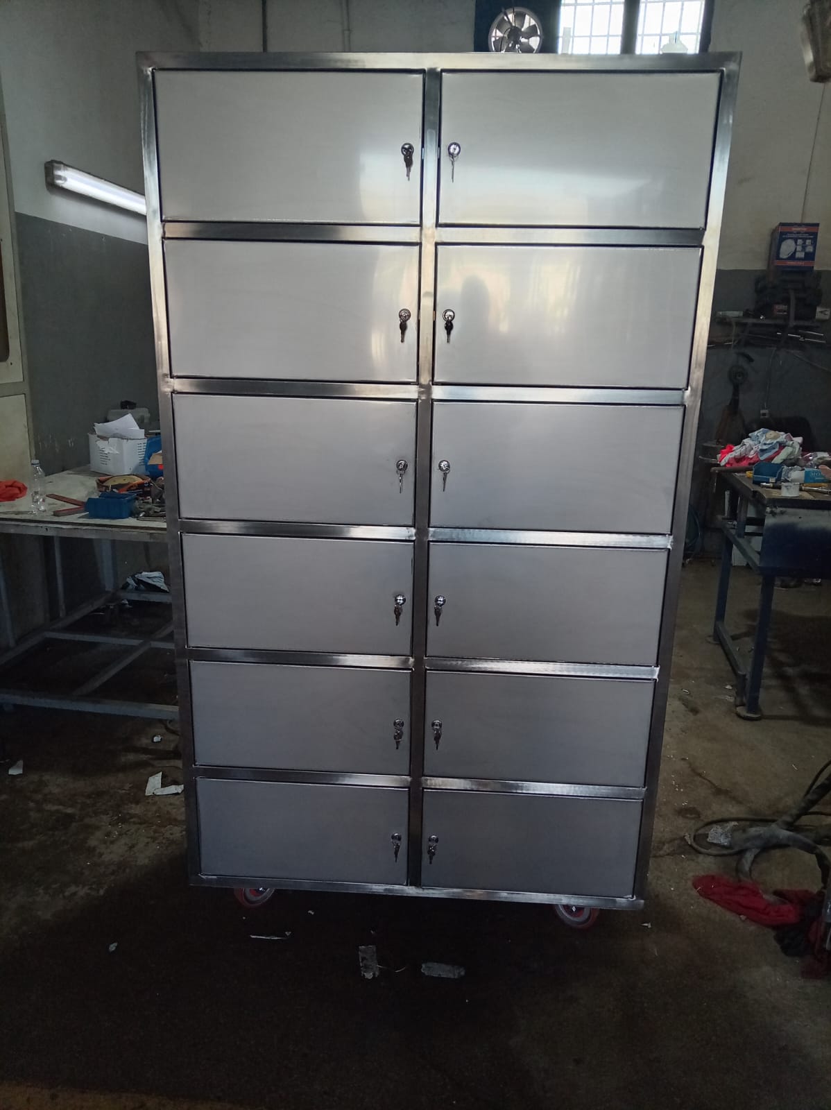 ARMOIRE INOX DE RANGEMENT À TIROIRS
