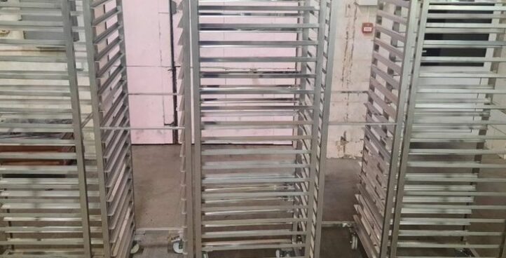 CHARIOT INOX À 18 NIVEAU DE RANGEMENT