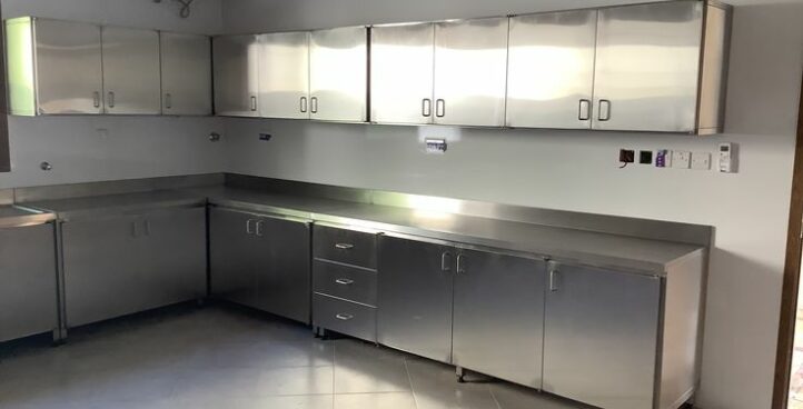 PLAN DE TRAVAIL ET RANGEMENT POUR LABORATOIRE