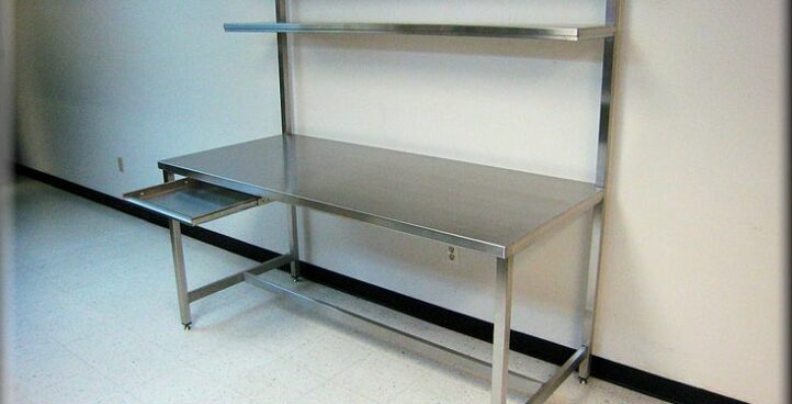 POSTE DE TRAVAIL INOX EN INOX À 3 NIVEAUX