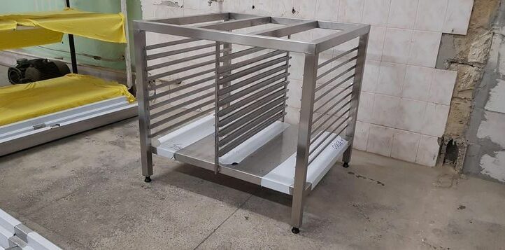 SOCLE INOX À CLAYETTES POUR RANGEMENT