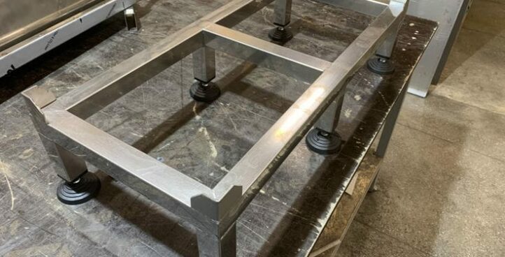 SUPPORT INOX DE STOCKAGE CAISSES PLASTIQUES