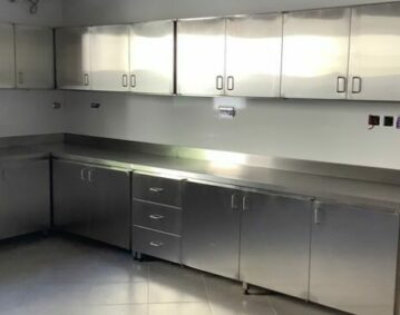 PLAN DE TRAVAIL ET RANGEMENT POUR LABORATOIRE